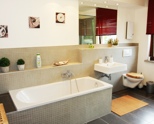 Badezimmer - Fewo Anna Badezimmer mit Wanne & Duschkabine